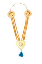 This product is a Photo Frame Malai / Sandhana Malai, traditionally used to decorate framed photos of deities, elders, or loved ones during poojas, housewarmings,remembrance ceremonies, and other auspicious occasions.